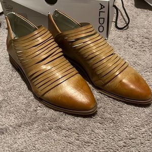 7.5 Tan Faux leather worn twice, very stylish.